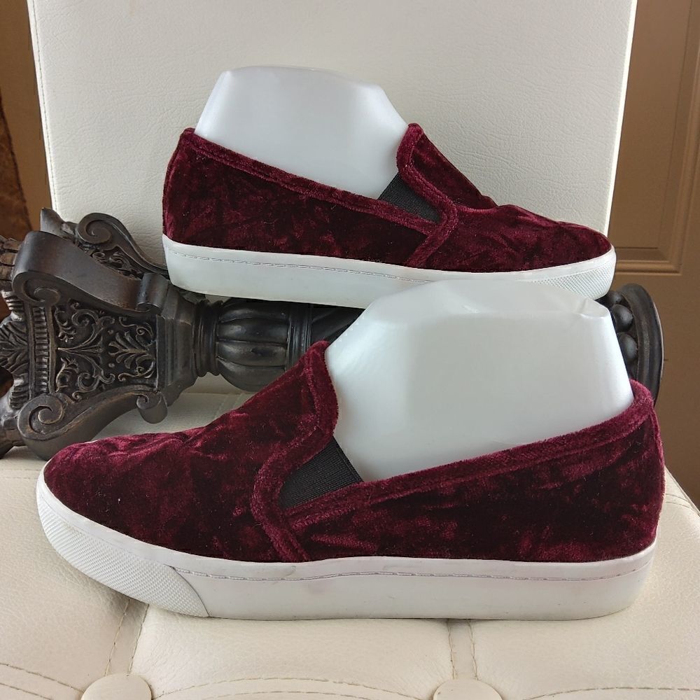 Crown and Ivy CI-Suzelle burgundy Velveteen loafers